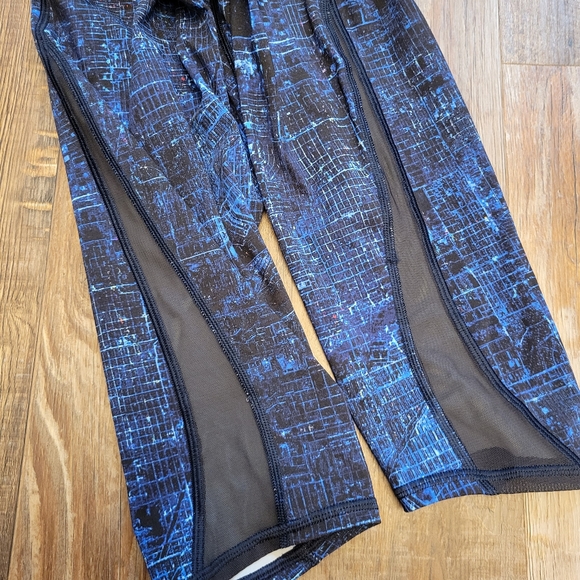 Lululemon Train Times Crop 17" City Lights Print - Picture 7 of 7